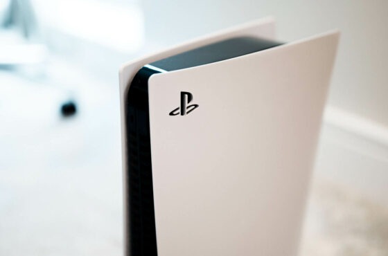 Společnost Sony zatím prodala 13,4 milionu kusů konzole PlayStation 5